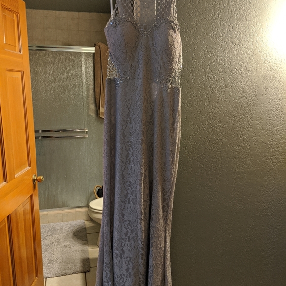 Glitter and lace sheath gown - Picture 9 of 10